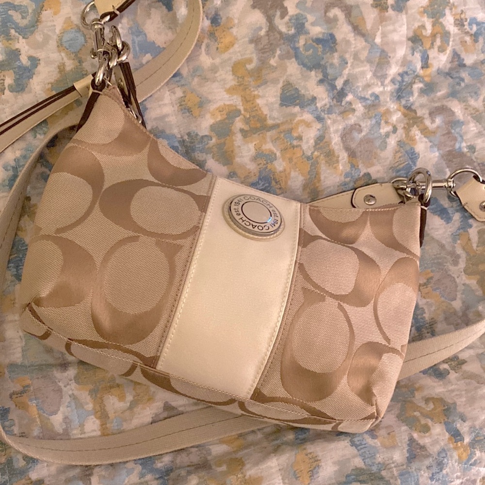 Womens Signature Coach Shoulder/Crossbody, Tan/Crème, Mint Condition New